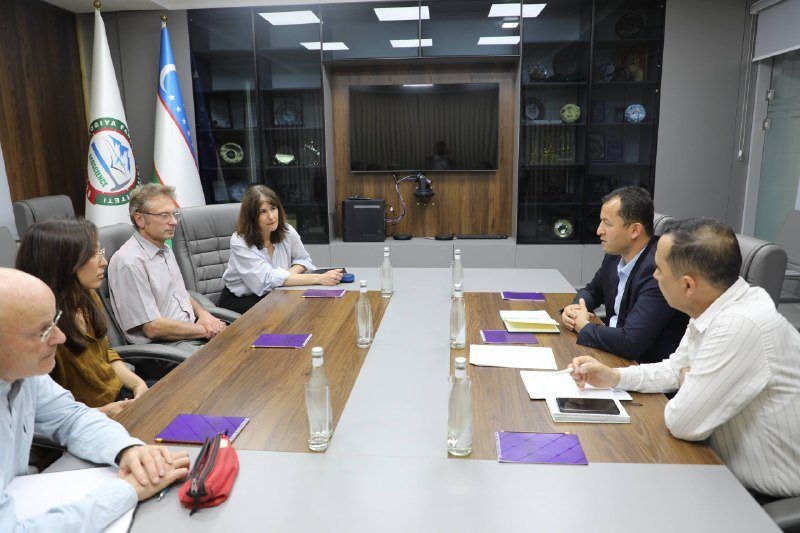 BRGM delegates and university staff at a meeting table with flags