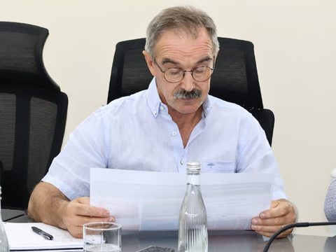 Эксперт BRGM читает документ во время встречи