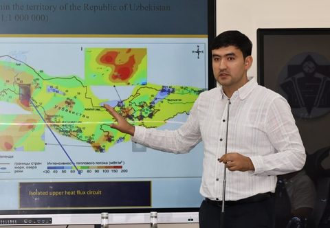 Научный сотрудник показывает карту на экране