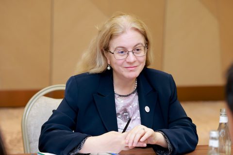 Женщина за столом переговоров