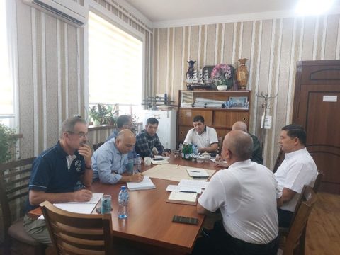 Участники круглого стола в зале заседаний