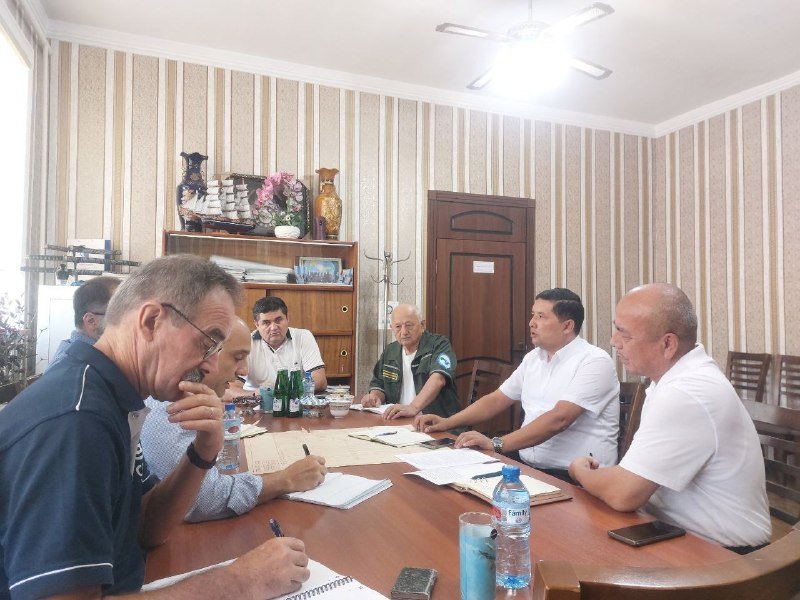 Uzbek and French specialists at a round table