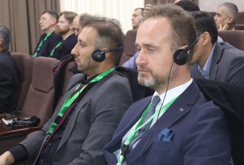 Зарубежные участники слушают выступления в наушниках
