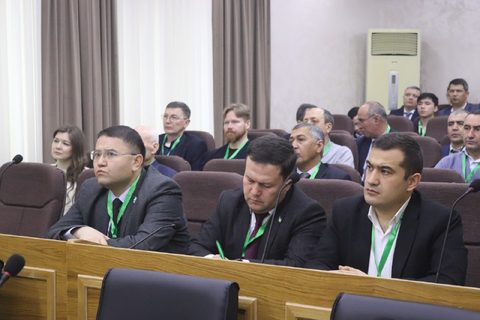 Участники в зале форума