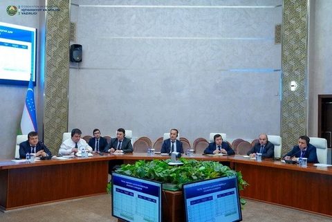 Участники круглого стола за столом в конференц-зале