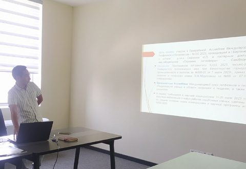 Докладчик выступает с отчетом