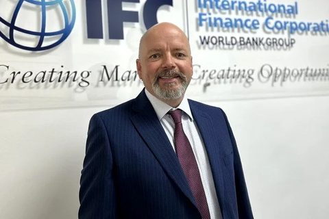 Нил Маккейн (IFC) на фоне баннера IFC