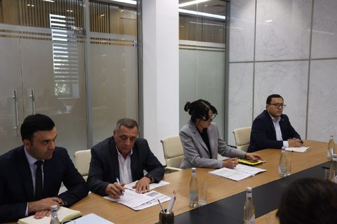 Сотрудники министерства и представители IGA за столом переговоров
