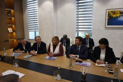 Две делегации за столом