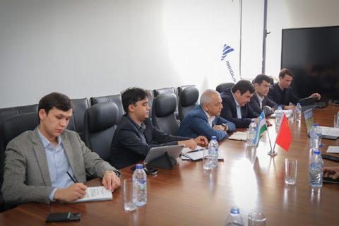 Узбекская сторона за столом переговоров