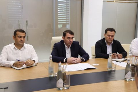 Majlis stoli atrofidagi vazirlik rasmiylari