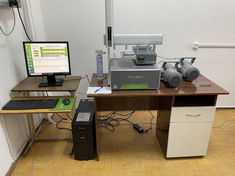 Laboratoriyadagi stolda avtonamuna oluvchi, ikkita vakuum nasosi va kompyuter bilan Picarro L2130-i analizatori