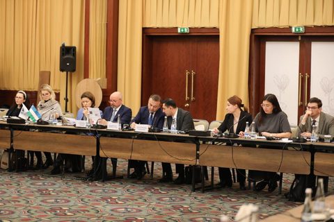 Участники семинара за длинными столами