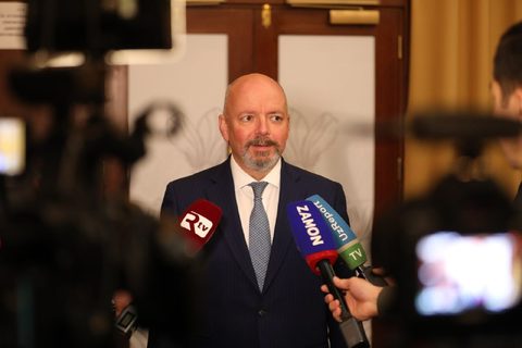 Представитель IFC дает интервью телевизионным журналистам