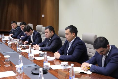 Представители министерства за столом переговоров
