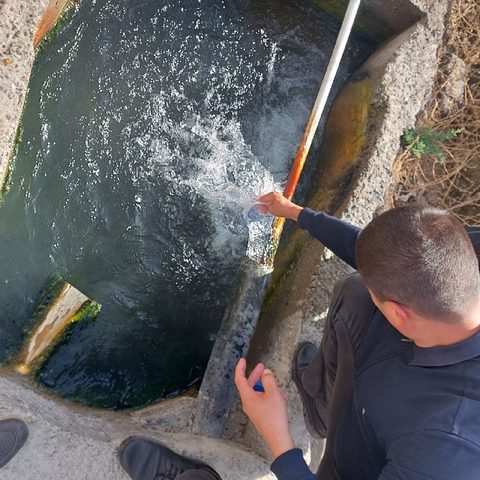 Отбор пробы воды, вытекающей из скважины