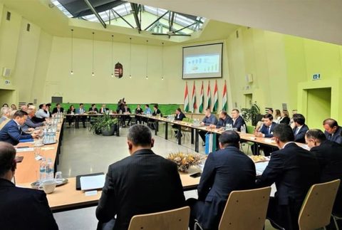 Встреча двух сторон за большим столом для переговоров