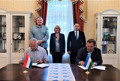 Официальные лица подписывают документ