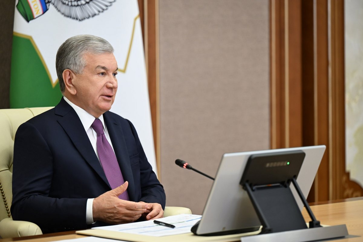 Президент Шавкат Мирзиёев выступает на совещании о тепличных хозяйствах, сидя за столом с микрофоном