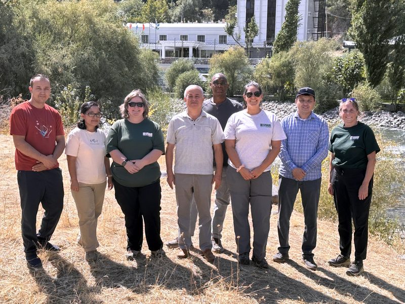 O‘zbekistonlik va USGS tadqiqotchilari quyoshli daryo qirg‘og‘ida birga turibdi