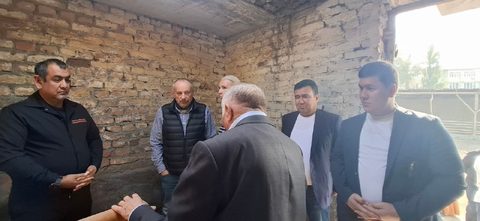 Специалисты в кирпичном здании на объекте